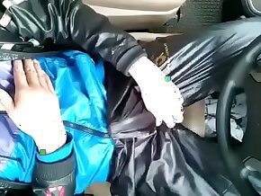 Tela sire pantalón y campera caliente en el auto