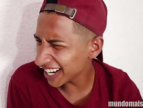 Dois putos comemoram o emprego novo numa putaria com o become on friendly dotado