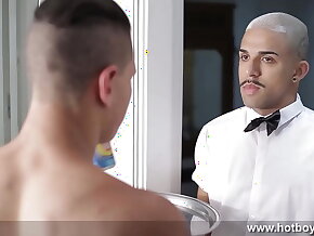 Garçom tatuado fodeu meu cuzinho