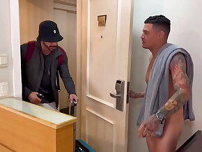 Vizinho tarado bateu na porta errada e acaba ganhando leitinho ,Vídeo completo no RED…