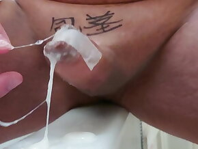 テープ留めで剥けない包茎おちんぽ